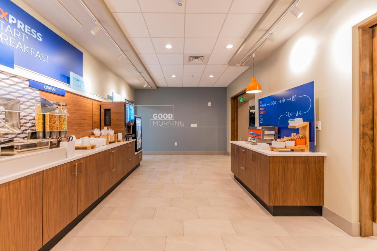 Holiday Inn Express & Suites Charlottesville By Ihg Exterior foto