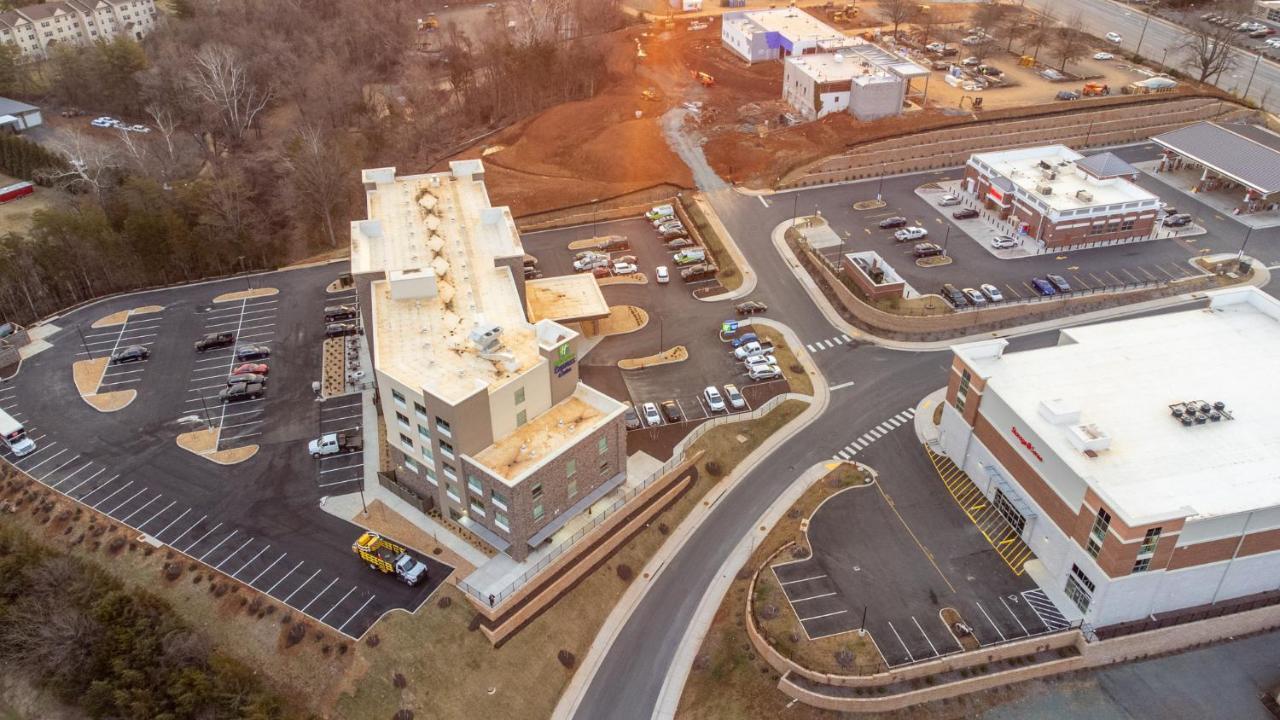 Holiday Inn Express & Suites Charlottesville By Ihg Exterior foto